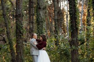 passeggiata degli sposi nel bosco autunnale foto