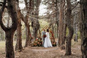 uomo e donna si sono fidanzati nella foresta autunnale foto