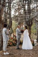 uomo e donna si sono fidanzati nella foresta autunnale foto