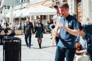 danzica, polonia 2017- ragazzo e ragazza felici che camminano lungo le strade turistiche della vecchia europa foto