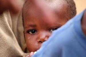 mayange, rwanda 2012 - bambino del villaggio di un millennio foto