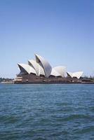 sydney, australia, 2015 - vista al teatro dell'opera di sidney a sydney, in australia. è stato progettato dall'architetto danese jorn utzon ed è stato inaugurato il 20 ottobre 1973. foto