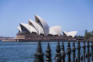 sydney, australia, 2015 - vista al teatro dell'opera di sidney a sydney, in australia. è stato progettato dall'architetto danese jorn utzon ed è stato inaugurato il 20 ottobre 1973. foto