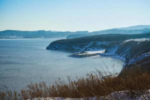 vista mare con vista sulla baia innevata foto