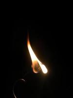 il fuoco viene soffiato su uno sfondo scuro. foto