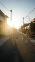 ponorogo, indonesia 2021 - strada nella zona residenziale alba. foto