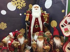 lviv, ucraina 2021 - giocattoli di natale sugli scaffali, decorazioni natalizie foto