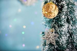 buon natale e felice anno nuovo concetto, sfondo di natale con luce bokeh e sfocato. decorazione dell'albero di Natale e copia dello spazio per il tuo testo foto