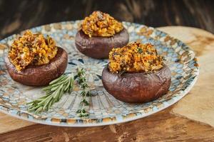 champignon o funghi portobello ripieni di uova e cipolle foto