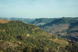 ampia vallata in un paesaggio a scarpata ricoperto da boschi, cascina e vigneto nei pressi di bento goncalves. un'accogliente cittadina di campagna nel sud del Brasile famosa per la sua produzione di vino. foto