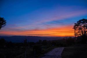 nuvole colorate e cielo al tramonto al tramonto che formano un fantastico paesaggio in una cascina vicino a bento goncalves. un'accogliente cittadina di campagna nel sud del Brasile famosa per la sua produzione di vino. foto