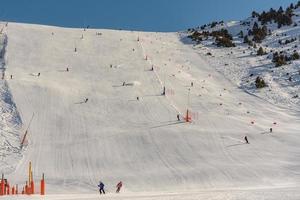 stazione sciistica di grandvalira a grau roig andorra in tempo di covid19 nell'inverno 2021. foto