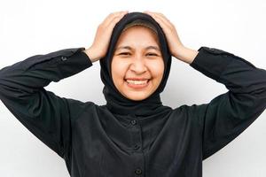 primo piano di bella giovane donna musulmana che tiene la testa isolata foto