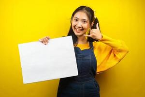 bella e carina giovane donna allegra che tiene in mano un banner vuoto vuoto, cartello, lavagna bianca, cartello bianco, cartellone pubblicitario bianco, presentando qualcosa nello spazio della copia, promozione foto