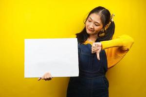 bella e carina giovane donna allegra che tiene in mano un banner vuoto vuoto, cartello, lavagna bianca, cartello bianco, cartellone pubblicitario bianco, presentando qualcosa nello spazio della copia, promozione foto