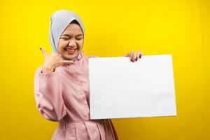 bella giovane donna musulmana allegra con striscione vuoto vuoto, cartello, lavagna bianca, cartello bianco, cartellone pubblicitario bianco, presentando qualcosa nello spazio della copia, promozione