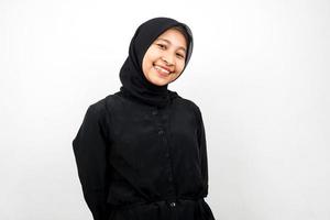bella giovane donna musulmana asiatica sorridente con sicurezza isolata su sfondo bianco foto
