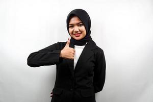 bella giovane donna d'affari musulmana asiatica con le mani pollice in alto, segno ok, buon lavoro, successo, vittoria, sorridente fiducioso, entusiasta e allegro, guardando la telecamera isolata su sfondo bianco foto