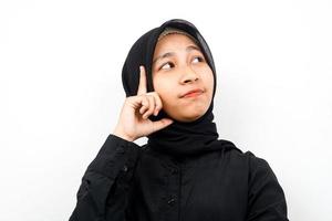 primo piano di bella giovane donna musulmana che pensa, cerca idee, guarda lo spazio vuoto, presenta qualcosa, isolato foto