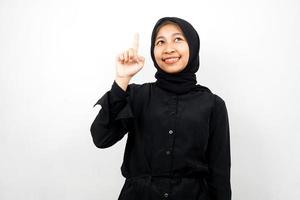 bella giovane donna musulmana asiatica sorridente sicura di sé, entusiasta e allegra con le mani rivolte verso l'alto, ottenere idee, trovare soluzioni, presentare qualcosa, isolato su sfondo bianco foto