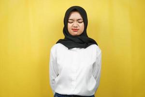 bella giovane donna musulmana asiatica imbronciata, delusa, infelice, insoddisfatta, isolata su sfondo giallo