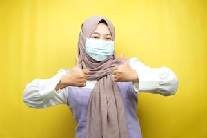 donne musulmane che indossano maschere mediche, movimento anti corona virus, movimento anti covid-19, movimento sanitario usando maschere, con le mani che mostrano segno ok, buon lavoro, successo, vittoria, isolato
