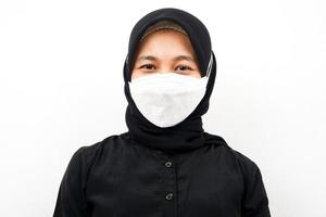 primo piano di bella giovane donna musulmana che indossa maschera bianca, corona, covid-19, isolata foto