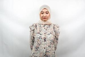 bella giovane donna musulmana asiatica imbronciata, delusa, infelice, insoddisfatta, isolata su sfondo bianco