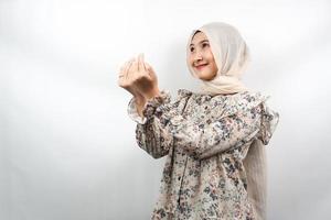 bella giovane donna musulmana asiatica che prega, si scusa, triste, si sente in colpa, chiede perdono, digiuna ramadan, islam, eid al fitr e eid adha, isolato su sfondo bianco foto