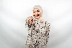 bella giovane donna musulmana asiatica con le mani che puntano alla telecamera, desiderandoti, indicandoti, volendo stare con te, sorridente sicura, entusiasta e allegra, di fronte alla telecamera, isolata foto