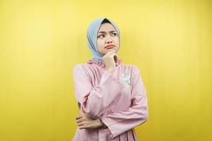 bella giovane donna musulmana che pensa, confusa, isolata foto