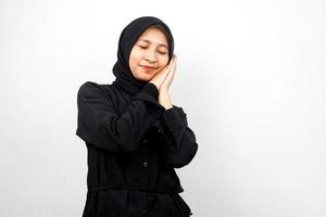 bella giovane donna musulmana asiatica che dorme pacificamente, sentendosi a proprio agio, felice, isolata su sfondo bianco foto