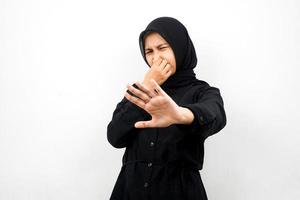 bella giovane donna musulmana asiatica con la mano che copre la bocca, rifiutando qualcosa di isolato su sfondo bianco foto