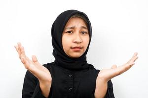primo piano di bella giovane donna musulmana triste, isolata foto