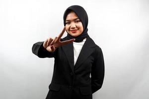 bella giovane donna d'affari musulmana asiatica che fa il broncio con le mani firmate con V, ok, buon lavoro, accordo, vittoria, guardando la telecamera isolata su sfondo bianco