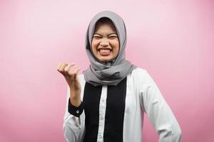 bella giovane donna musulmana asiatica sconvolta, arrabbiata, insoddisfatta, scontenta, odiosa, guardando la telecamera isolata su sfondo rosa foto