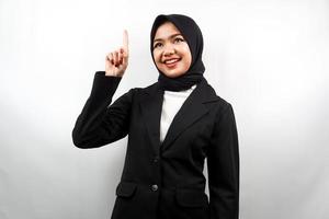 bella giovane donna d'affari musulmana asiatica sorridente sicura di sé, entusiasta e allegra con le mani rivolte verso l'alto, ottenere idee, trovare soluzioni, presentare qualcosa, isolato