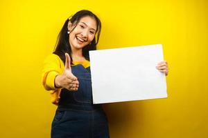 bella e carina giovane donna allegra che tiene in mano un banner vuoto vuoto, cartello, lavagna bianca, cartello bianco, cartellone pubblicitario bianco, presentando qualcosa nello spazio della copia, promozione foto