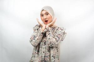 bella giovane donna musulmana asiatica scioccata, sorpresa, espressione wow, con la mano che tiene la guancia di fronte alla telecamera isolata su sfondo bianco