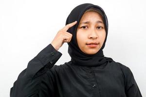 primo piano di bella giovane donna musulmana che pensa, cerca idee, isolata foto
