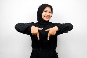 bella asiatica giovane donna musulmana con le mani rivolte verso il basso, le mani fanno clic sul collegamento sottostante, le mani che presentano qualcosa, isolato su sfondo bianco foto