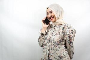 bella giovane donna musulmana asiatica sorridente con fiducia e allegramente chiamando qualcuno, di fronte a uno spazio vuoto, isolato su sfondo bianco, concetto pubblicitario