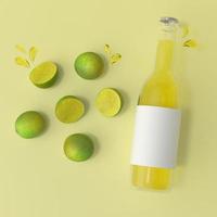 una bottiglia usata per contenere il succo di lime con lime