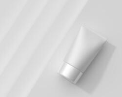 spremere il tubo per l'applicazione di crema o cosmetici su uno sfondo bianco. foto