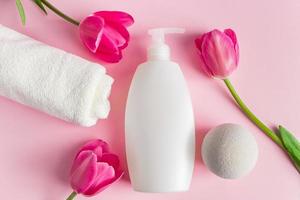 prodotti per la cura della pelle spa su uno sfondo rosa.