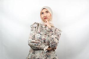 bella giovane donna musulmana asiatica che pensa, cerca idee, cerca soluzioni ai problemi, con le mani che tengono il mento, isolato su sfondo bianco