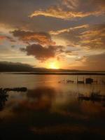 una vista lago limboto nel pomeriggio. tramonto sul lago limboto, indonesia foto