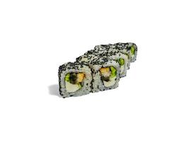 rotolo di uramaki california isolato su sfondo bianco. rotolo di sushi giapponese con kiwi, ananas, cetriolo, sesamo nero e formaggio california foto