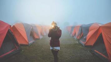 fotografo donne asiatiche viaggiano nella natura. viaggiare rilassati. fotografia tenda da campeggio. Tailandia foto