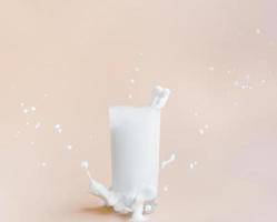 versando il latte fuori dal bicchiere